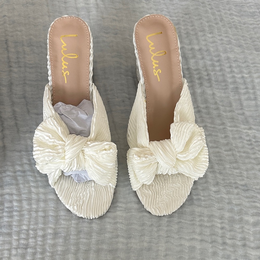Lulu's Ivory Textured Bow Mules